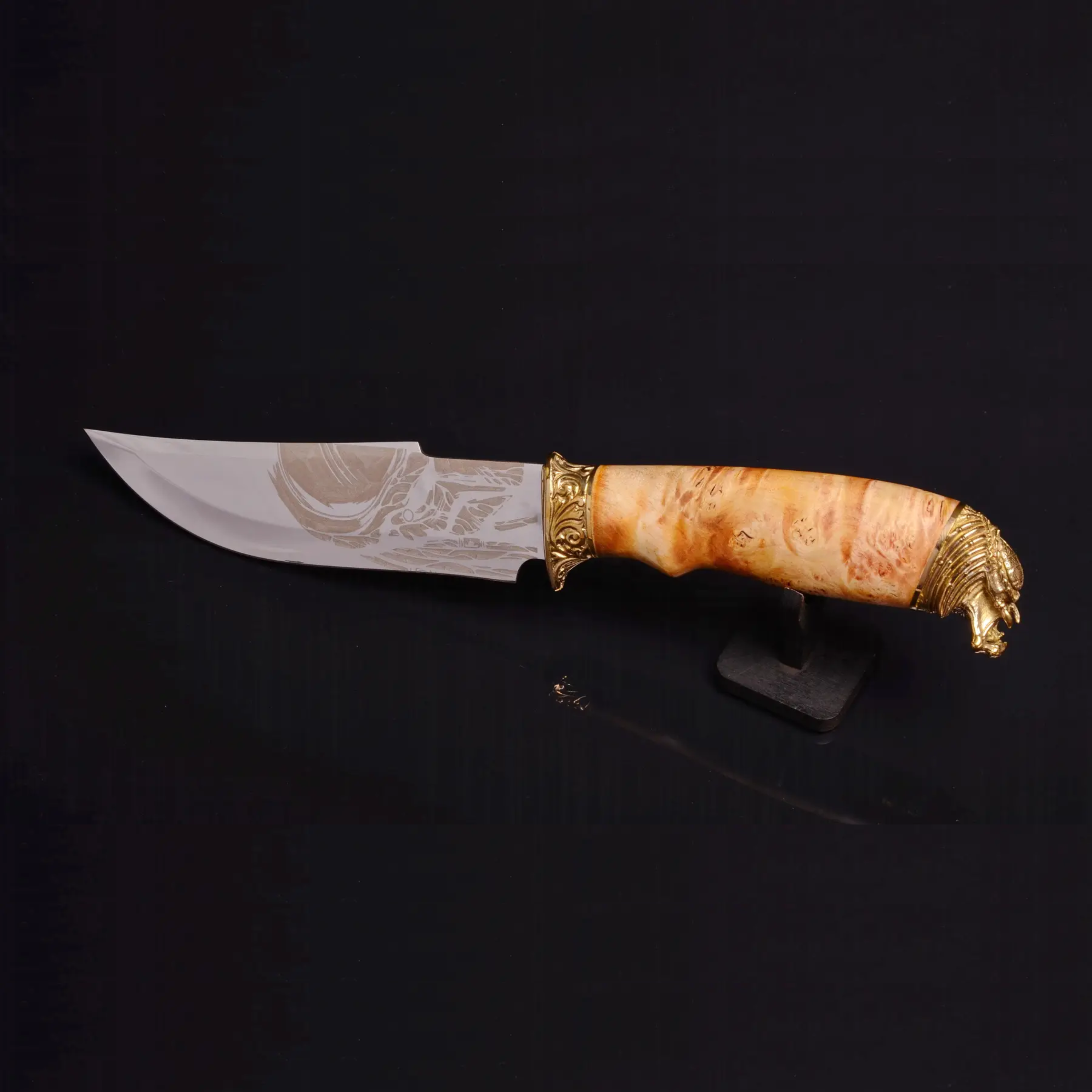Innovative hunting knife features
