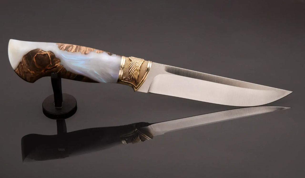 Stylish Collectible Knife with M390 Steel Blade and Hybrid Handle