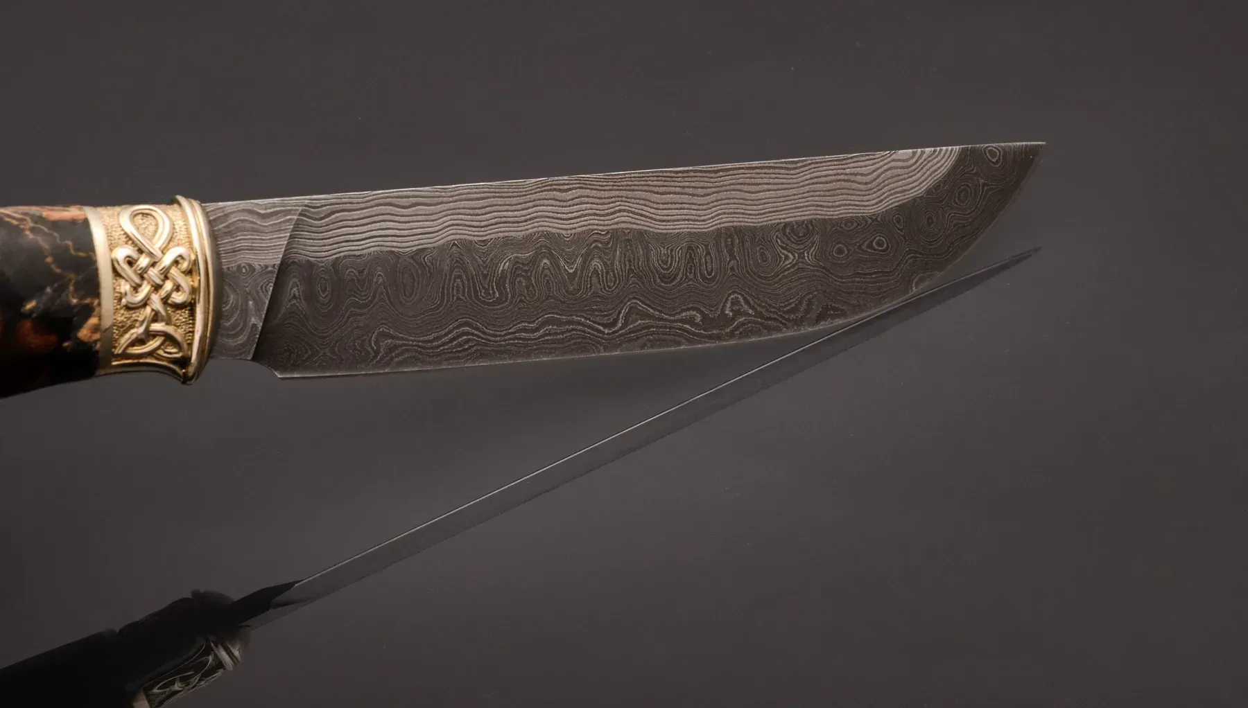 Author’s Collectible Knife Wolf – Damascus Steel Blade and Unique Casting