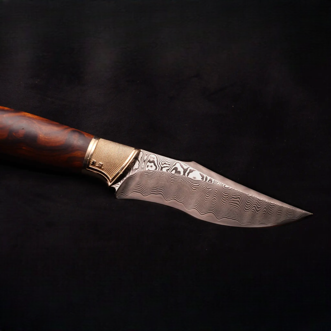 Handmade Damascus steel knivesBespoke hunting knife designs