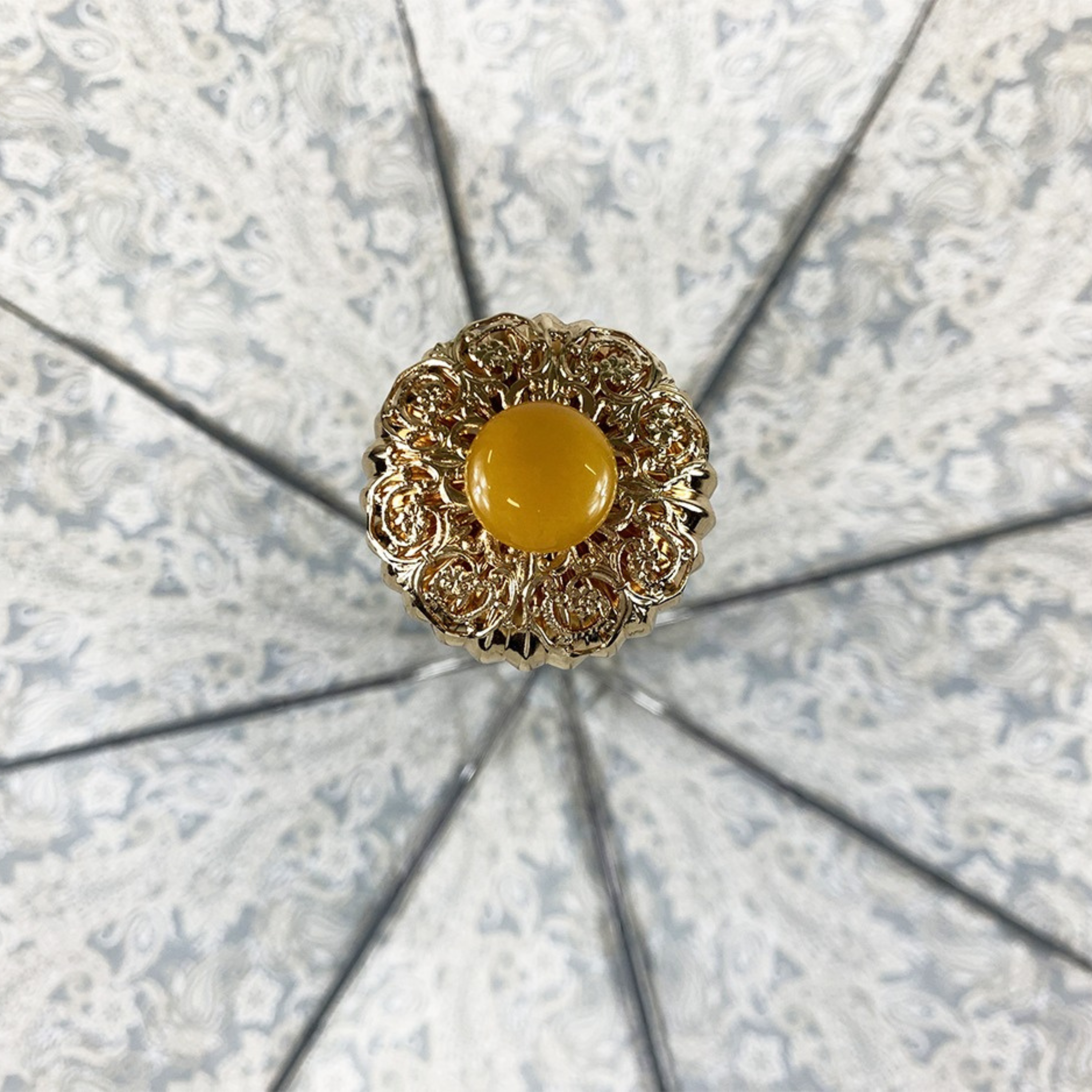 Cream Paisley Folding Umbrella – Artistic and Luxuriously Crafted