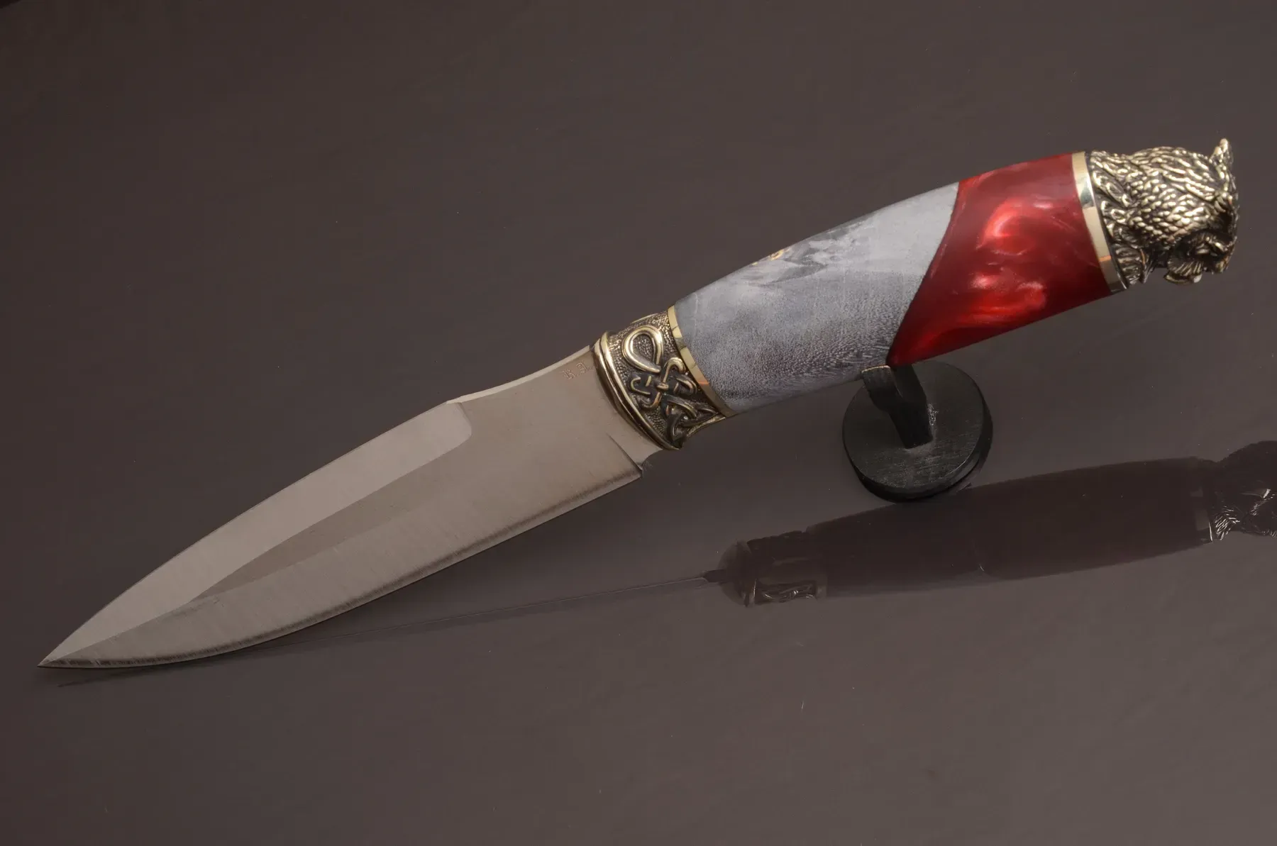 Exclusive Knife with Hybrid Handle and Leather Sheath