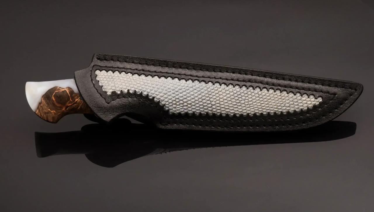 Stylish Collectible Knife with M390 Steel Blade and Hybrid Handle