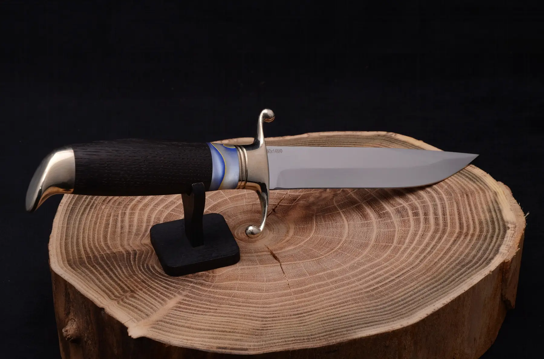 Exclusive hunting knife collections