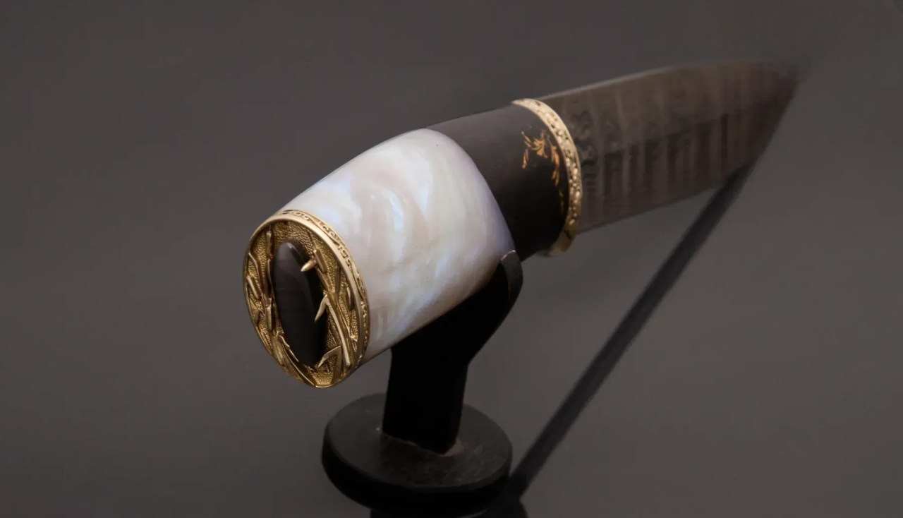 Handmade Damascus Steel Knife with Cat’s Eye Inlay