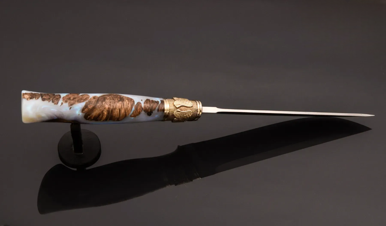 Stylish Collectible Knife with M390 Steel Blade and Hybrid Handle