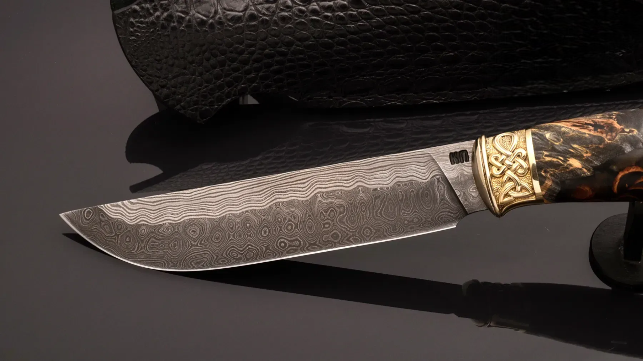 Author’s Collectible Knife Wolf – Damascus Steel Blade and Unique Casting