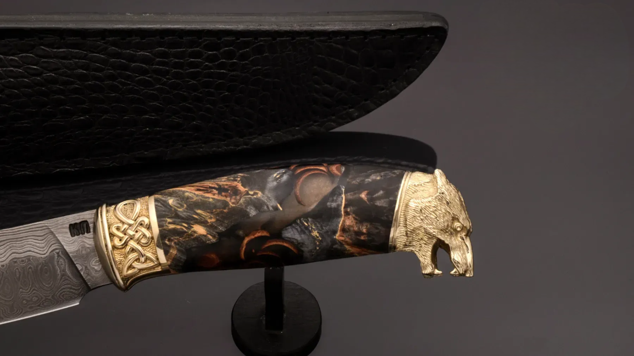 Author’s Collectible Knife Wolf – Damascus Steel Blade and Unique Casting