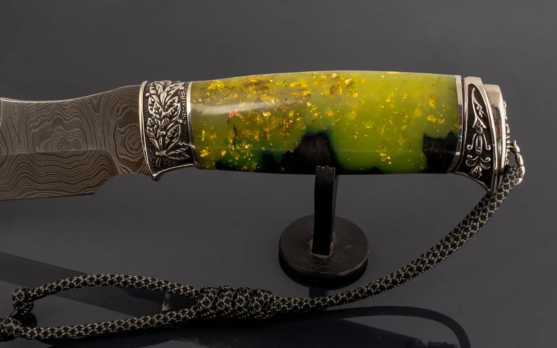 Custom handmade damascus knife design