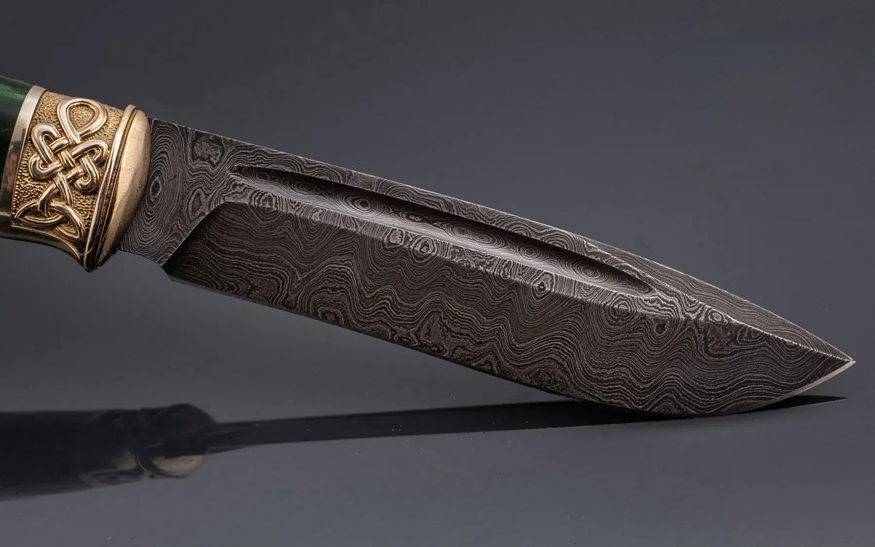 Damascus wave pattern blade close up