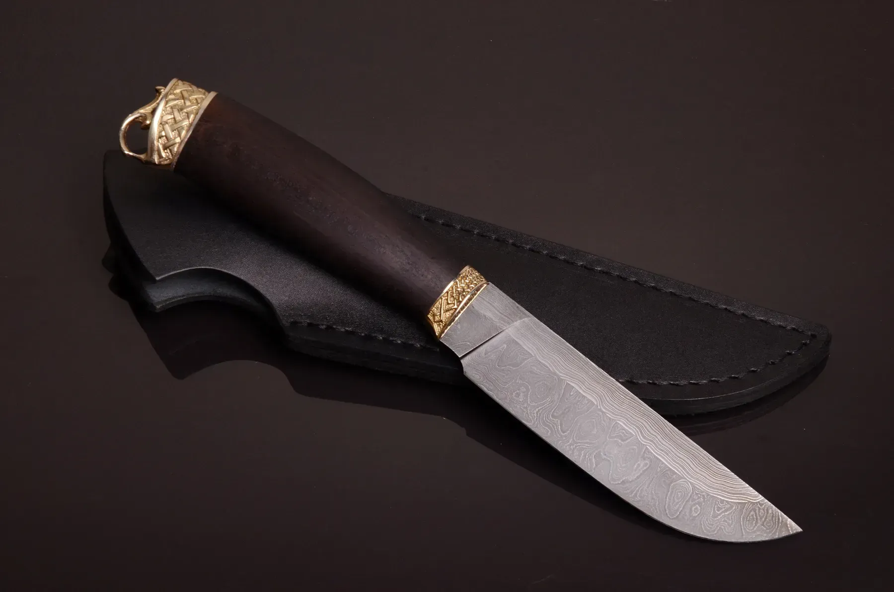 Classic Style Handmade Damascus Steel Knife with Oak Handle