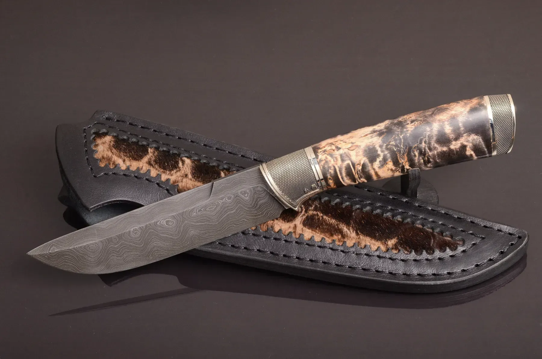 Elegant Hunting Knife with Damascus Steel Blade and Leather Sheath