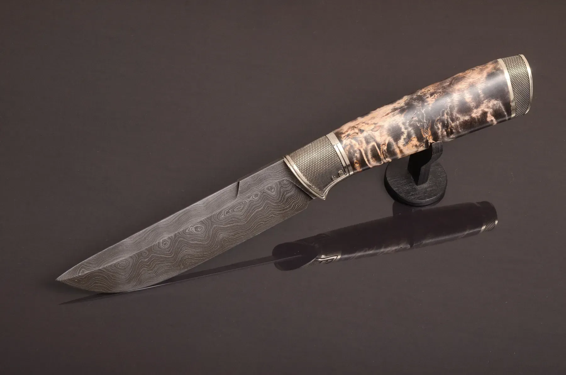 Elegant Hunting Knife with Damascus Steel Blade and Leather Sheath