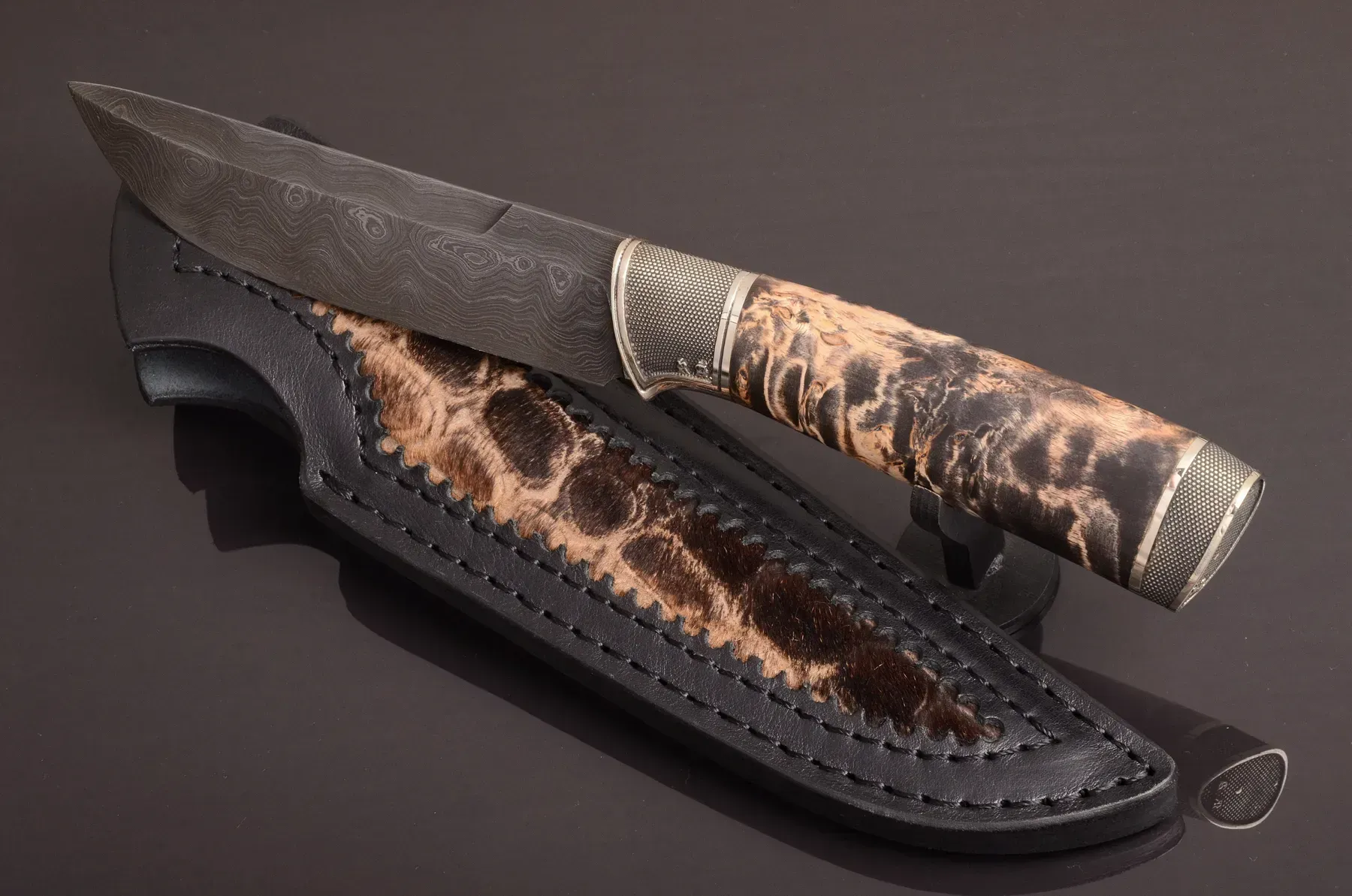 Elegant Hunting Knife with Damascus Steel Blade and Leather Sheath