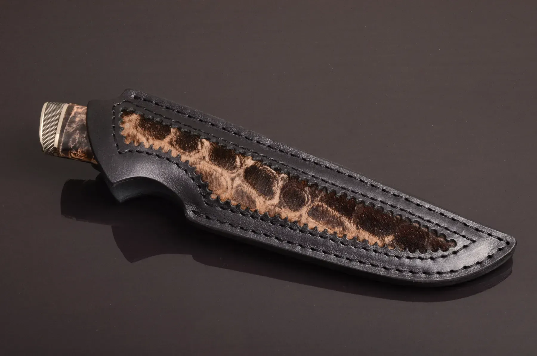 Elegant Hunting Knife with Damascus Steel Blade and Leather Sheath