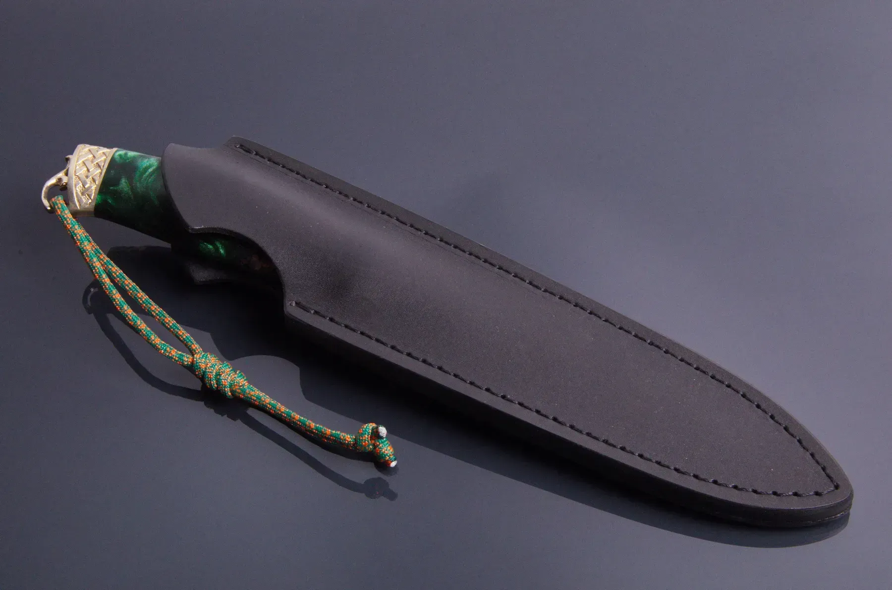 Classic Damascus Steel Knife with Hybrid Handle and Leather Sheath