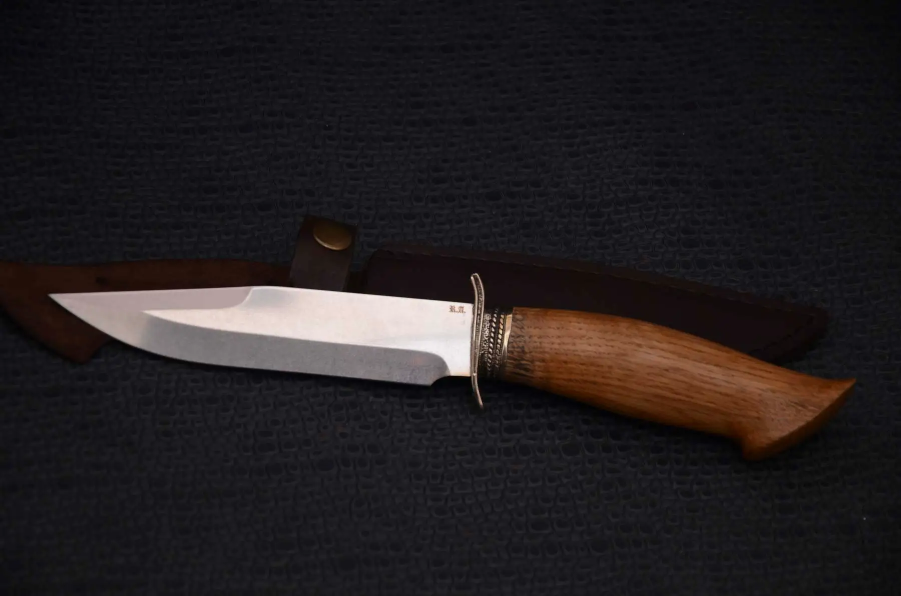 Hunting knife customization services