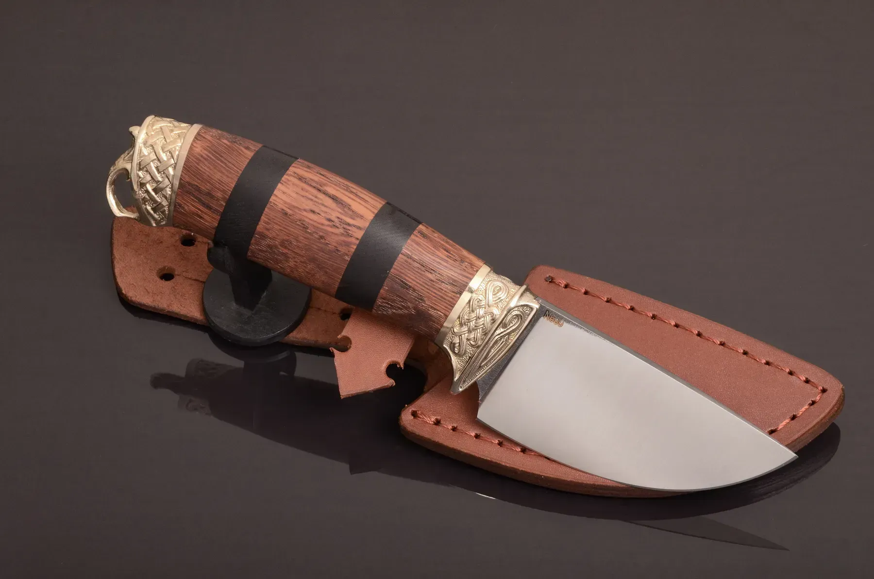 Compact Collectible Knife with N690 Steel Blade and Oak Handle