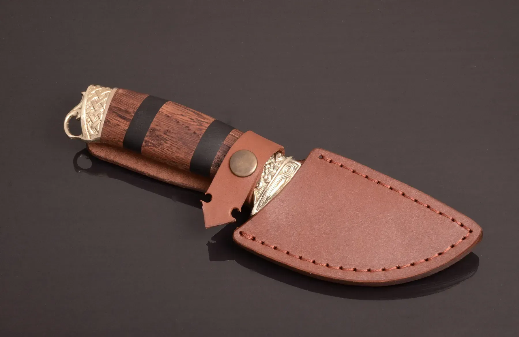 Compact Collectible Knife with N690 Steel Blade and Oak Handle