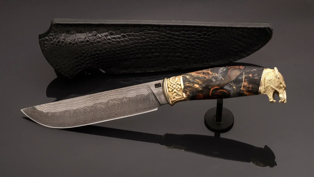 Author’s Collectible Knife Wolf – Damascus Steel Blade and Unique Casting