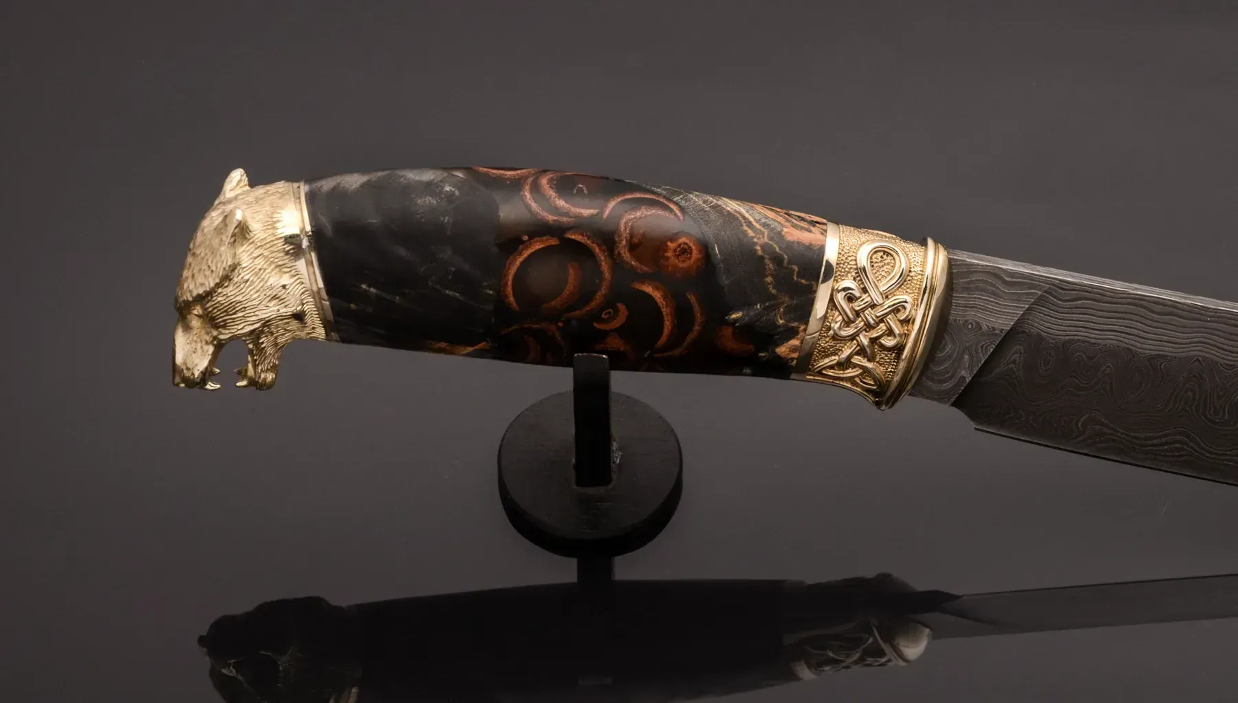 Author’s Collectible Knife Wolf – Damascus Steel Blade and Unique Casting