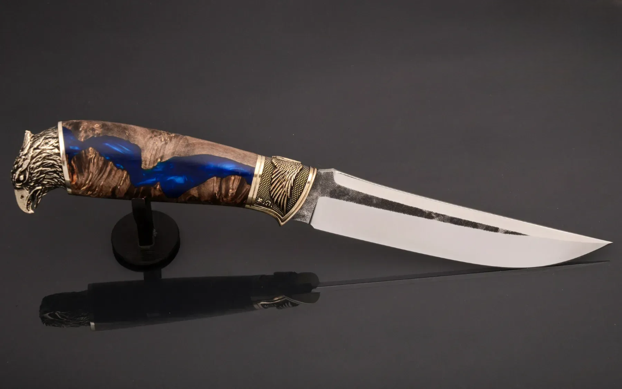Eagle Knife Collectible Handcrafted from N690 Steel with Unique Casting