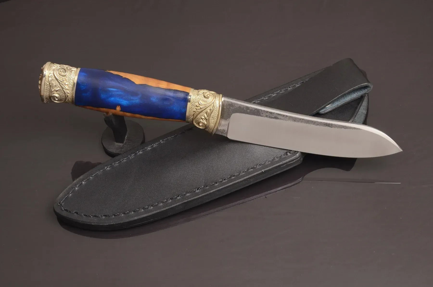 Handcrafted knife artistic form