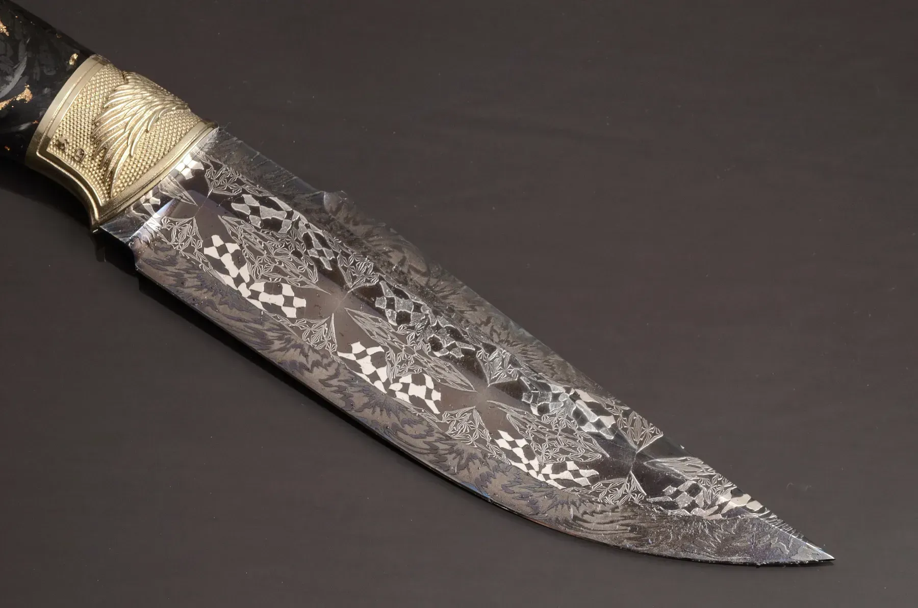 Exclusive Mosaic Damascus Knife with Carbon Handle and Gemstone