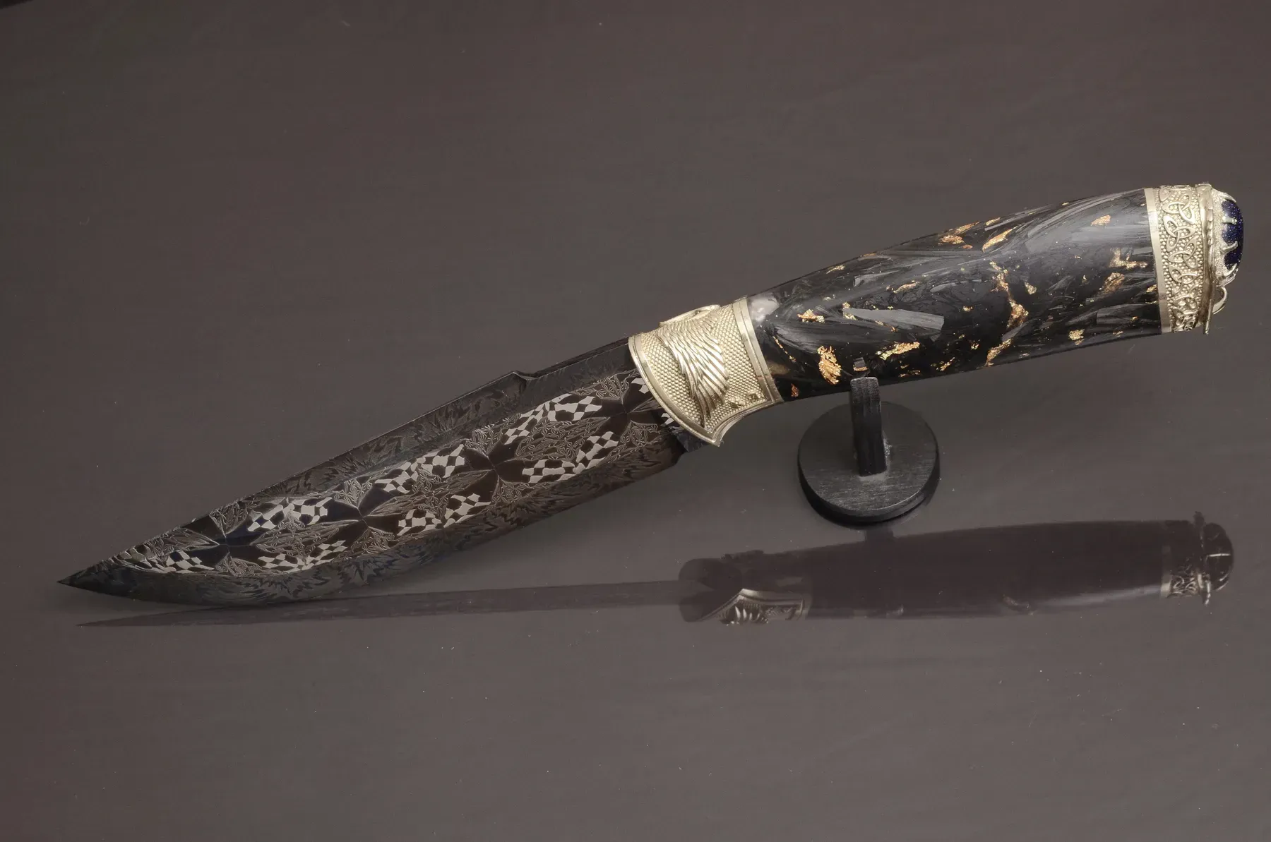 Exclusive Mosaic Damascus Knife with Carbon Handle and Gemstone