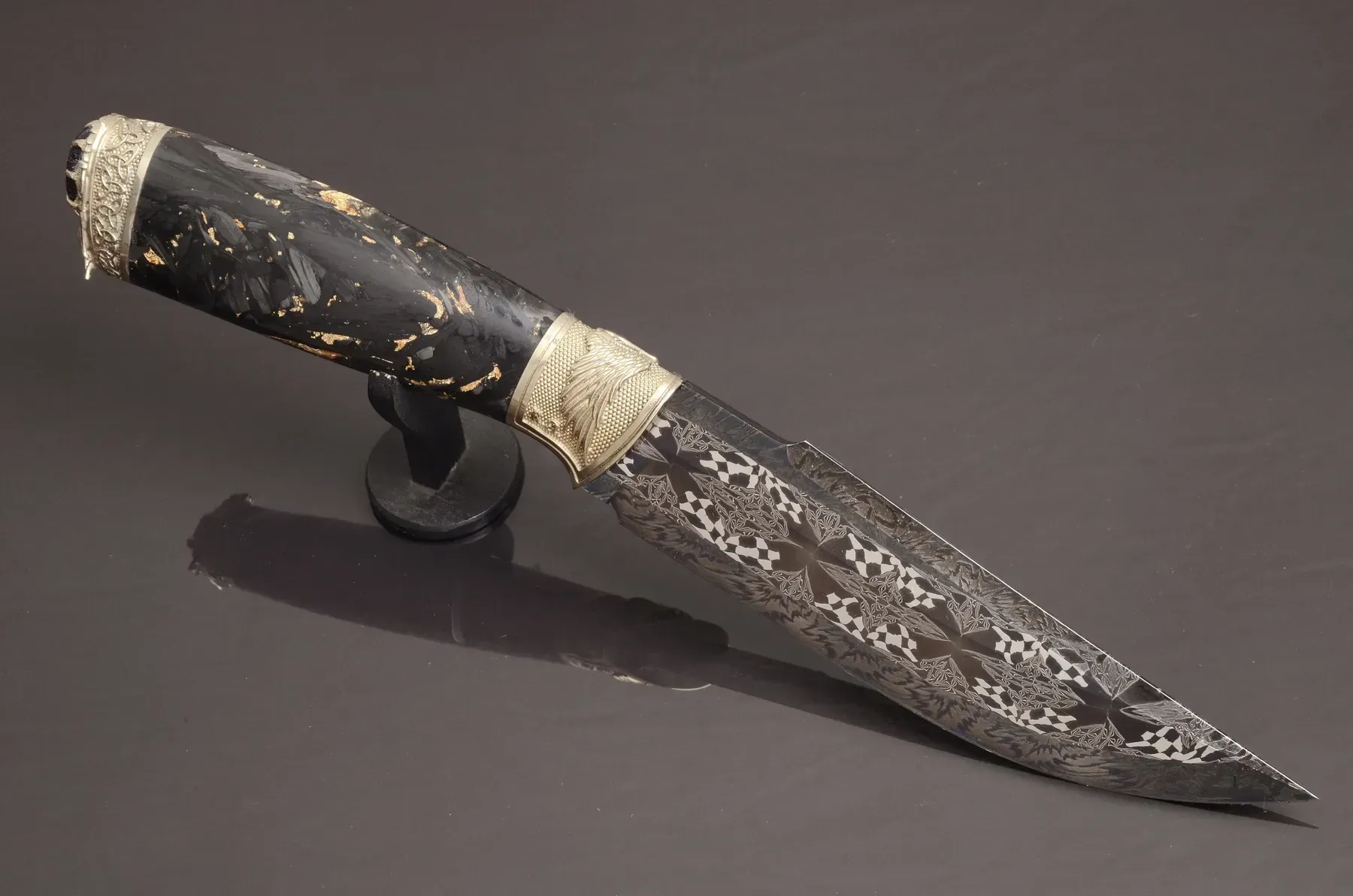 Exclusive Mosaic Damascus Knife with Carbon Handle and Gemstone