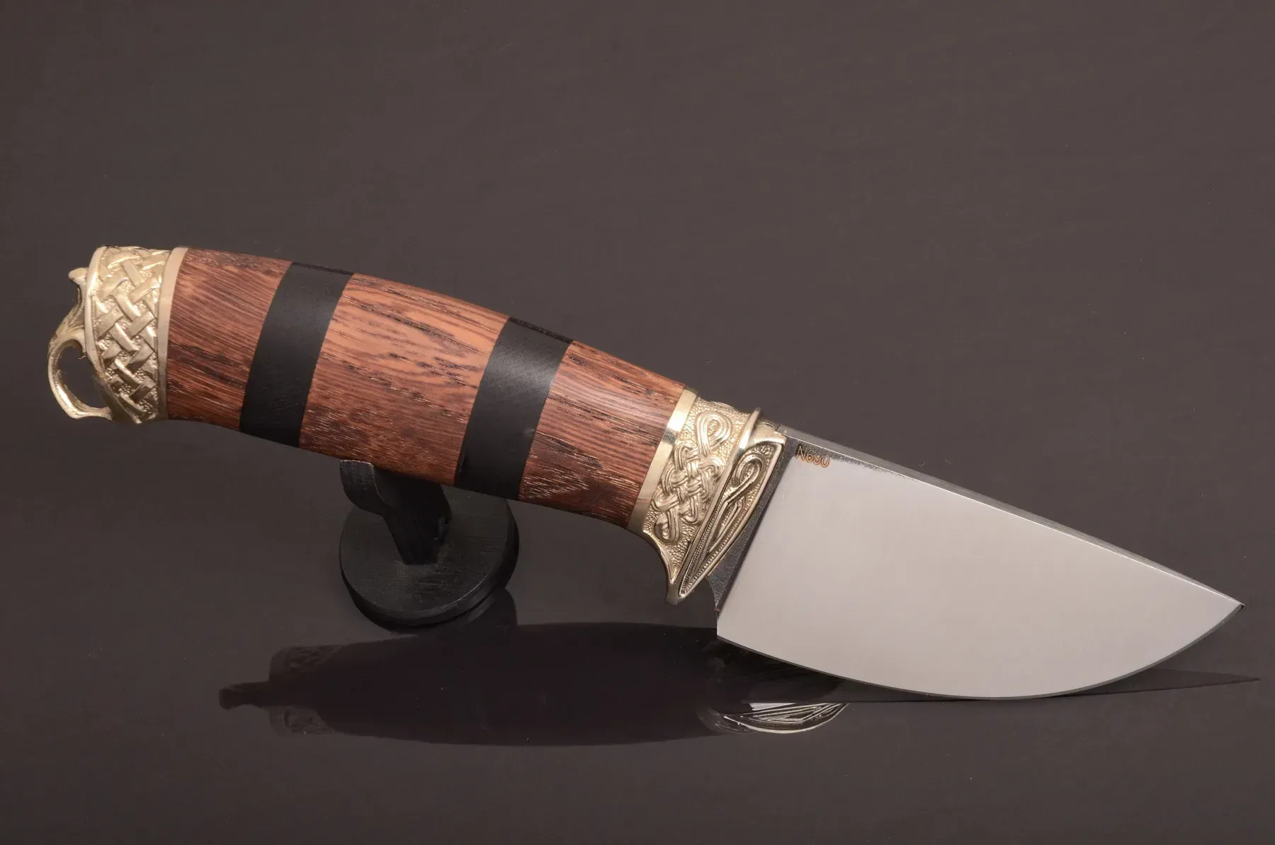 Compact Collectible Knife with N690 Steel Blade and Oak Handle