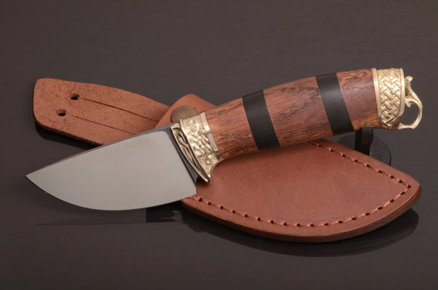 Compact Collectible Knife with N690 Steel Blade and Oak Handle